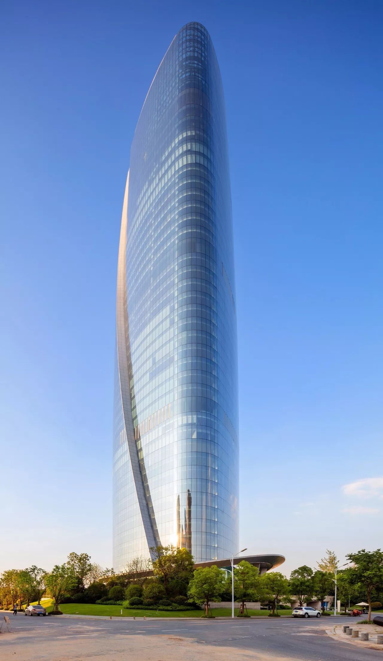 南昌新力中心塔楼直接落地，，，无裙房